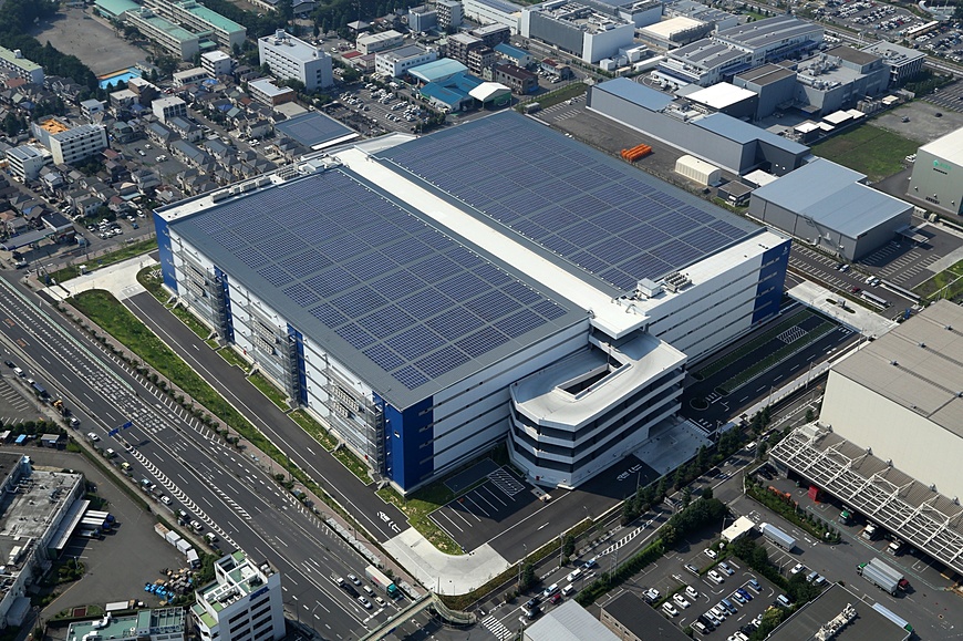 神奈川県相模原市にある大型物流倉庫の屋根上に設置した 弊社所有の2.3MW規模の大型太陽光発電所「ロジポート橋本」