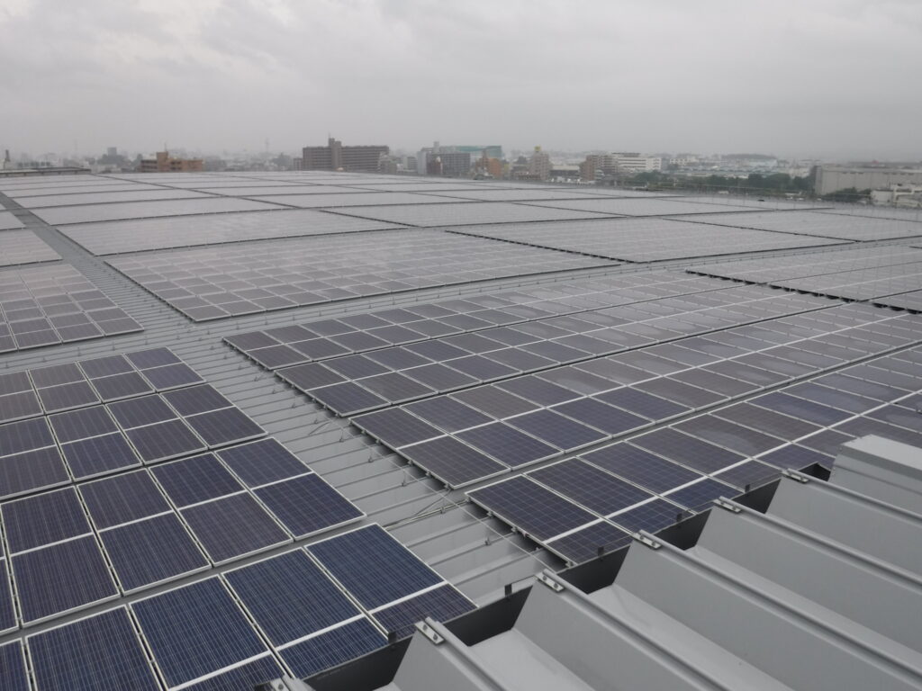 工場の屋根に設置した太陽光パネル