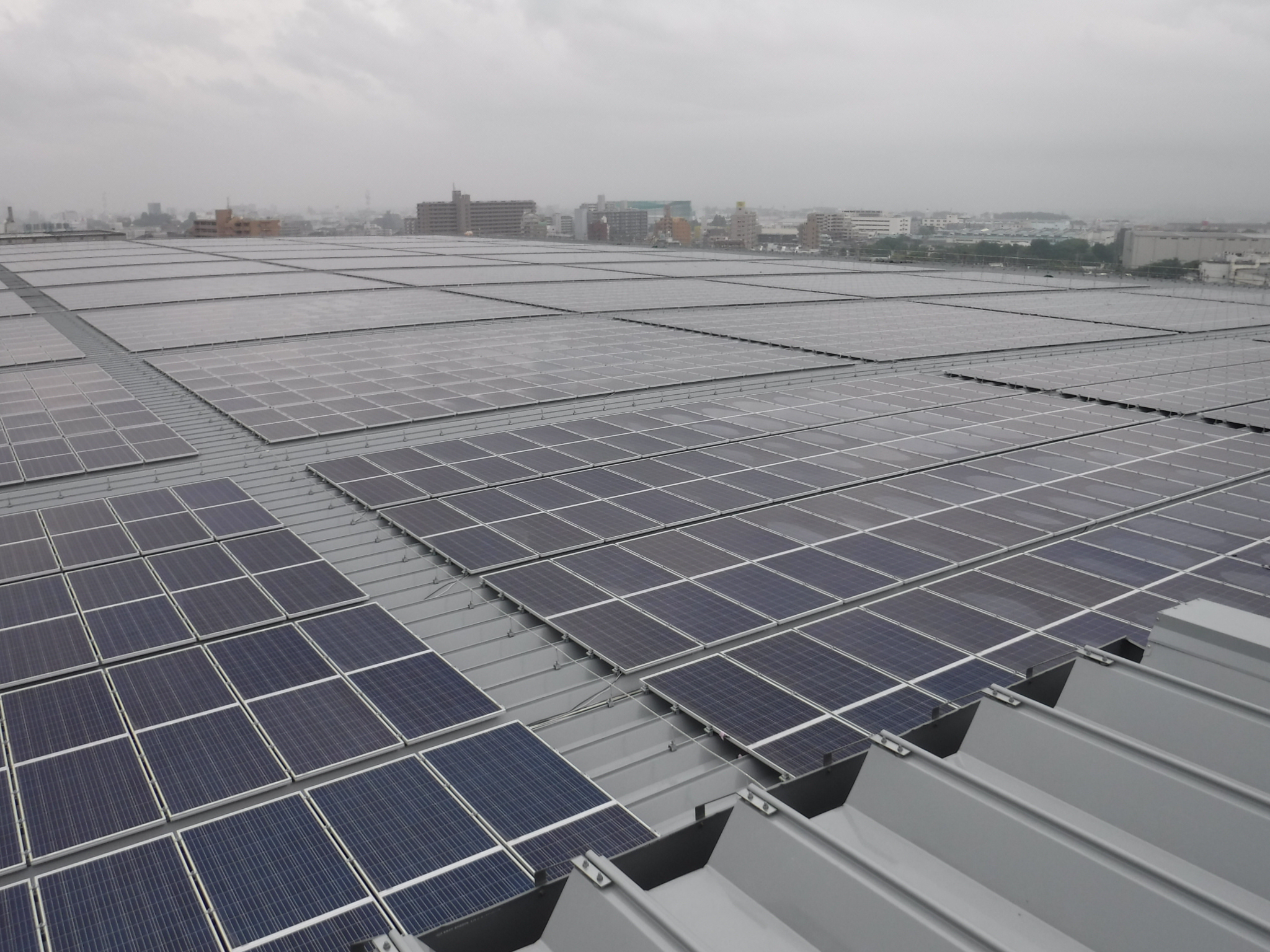 倉庫屋根置きの大型太陽光発電所の太陽光パネル