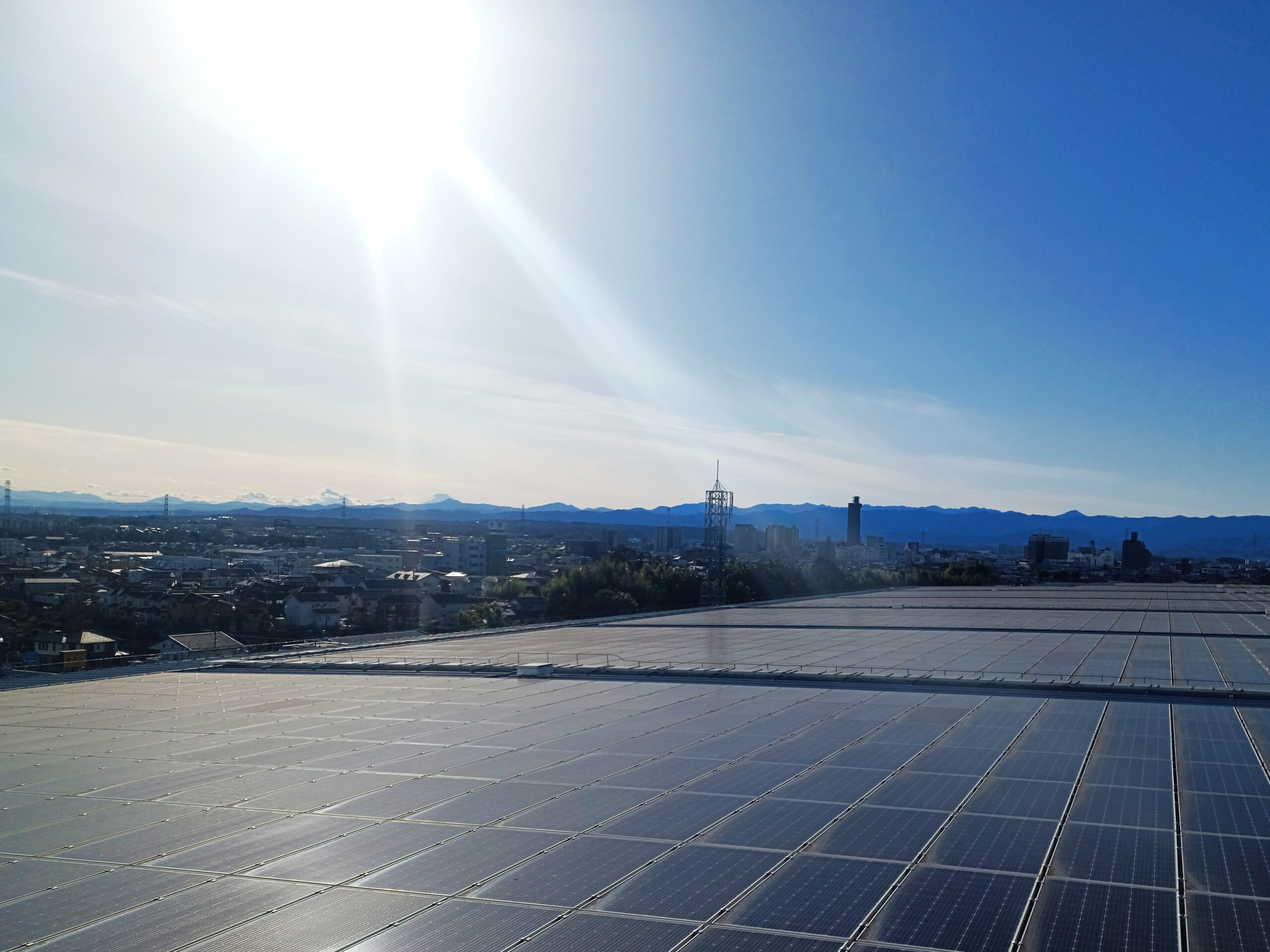 倉庫屋根置きの大型太陽光発電所の太陽光パネル